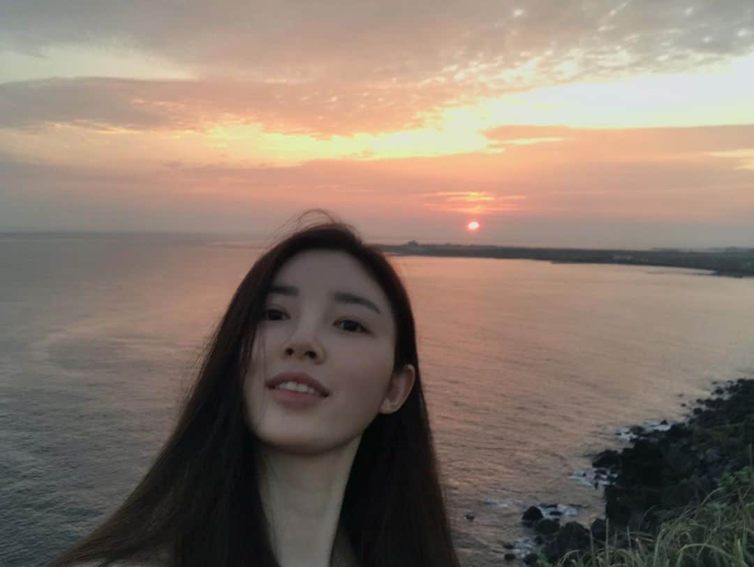 ユ・スンオクのインスタグラム：「#🌅 🧡 #🏞 💚」