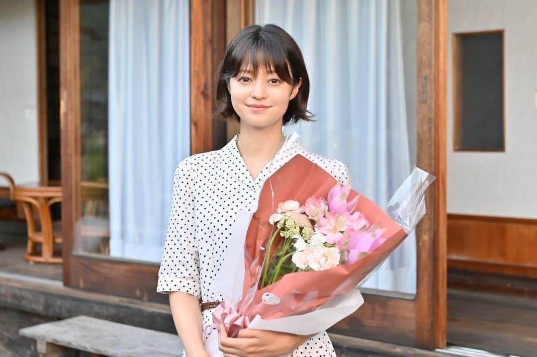 ハヤブサ消防団さんのインスタグラム写真 - (ハヤブサ消防団Instagram)「◯ ＼💐クランクアップ💐／  山原展子役 #小林涼子 さん🌳  聖母アビゲイルと呼ばれるこの女性は 一体何者なのか…  最後まで必見です👀  お疲れ様でした‼︎👏  #ハヤブサ消防団🚒 #最終回まであと1日‼️  🔥第8話配信中🔥 https://tver.jp/lp/episodes/epnyd2djsr」9月13日 11時58分 - hayabusa_ex2023