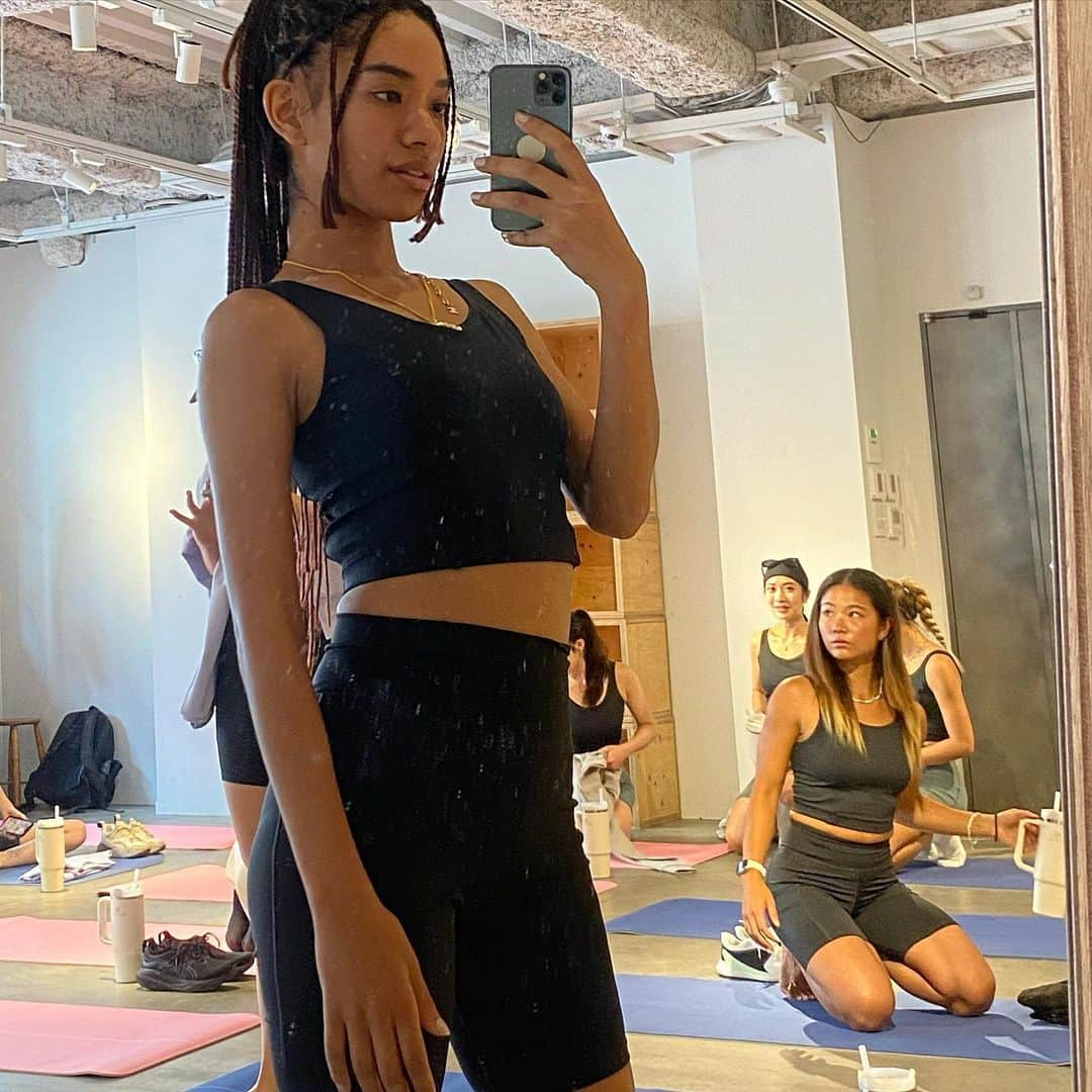 sakuraさんのインスタグラム写真 - (sakuraInstagram)「yoga & run event /w @womenshealthjp @danskin_japan 🧘🏾‍♀️*･  この日はyogaで内省したあとにランで発散して気持ち良いスタート！ やっぱり朝1で体を動かすとバイタリティめちゃあがる  yogaの語源は"YUJ"で結ぶとかつなぐって意味 体を動かすたびに体と心ってつながってるなぁと実感してます:3  @7__272 いつも素敵な企画をありがとう🤍  #24hwithdanskin」9月13日 11時58分 - slammin_sakura