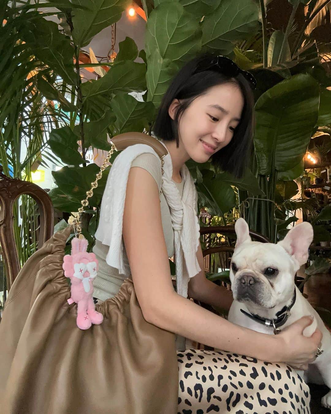 アイリーン・キムのインスタグラム：「I don’t know how I would get through my crazy life without you babies🤍🖤  #LOEWE」