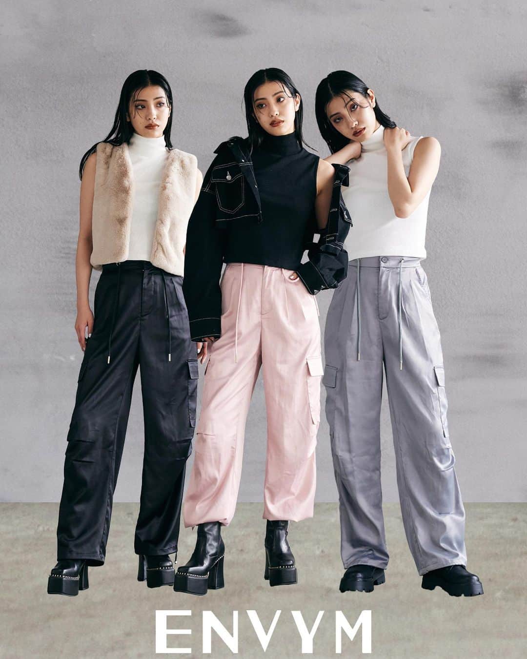 のインスタグラム：「【𝟐𝟎𝟐𝟑𝐀𝐖 𝐈𝐓𝐄𝐌】 ⁡ ✔︎︎︎︎サテンカーゴPT color/PINK/GRAYBLACK price/8,690(taxin) ⁡ ■ポイント サテン特有の光沢感が今の気分にピッタリなカーゴパンツ！ ⁡ ■ディティール トレンドのカーゴパンツはサテン生地を使用しアップデートしました。 大きなフラップ付きポケットやタックデザインがアクセントになります。 ウエストは後ろがゴムになっており、紐でサイズ調整も可能。結んで着用しても良し、あえて垂らして着用するのもおすすめです。 ⁡ ■スタイリング ハイウエストで着用できるので幅広いアイテムと相性が良いです。 タートルトップスにショートジャケットのスタイリングが一押し！ ⁡ ---------------------------------------- ⁡ ⁡ ⁡ #ENVYM #2023AW」