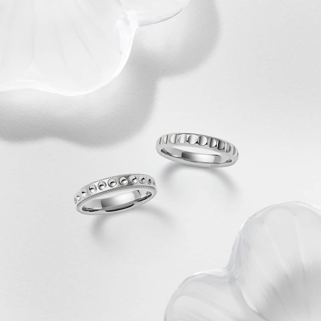 Mikimotoのインスタグラム：「Our latest “Mikimoto Lumière” wedding bands feature the graphical motif of our iconic pearl necklace.  パールネックレスのモチーフをあしらったグラフィカルなマリッジリング。  #MIKIMOTO #ミキモト #MikimotoBridal #MikimotoLumière」