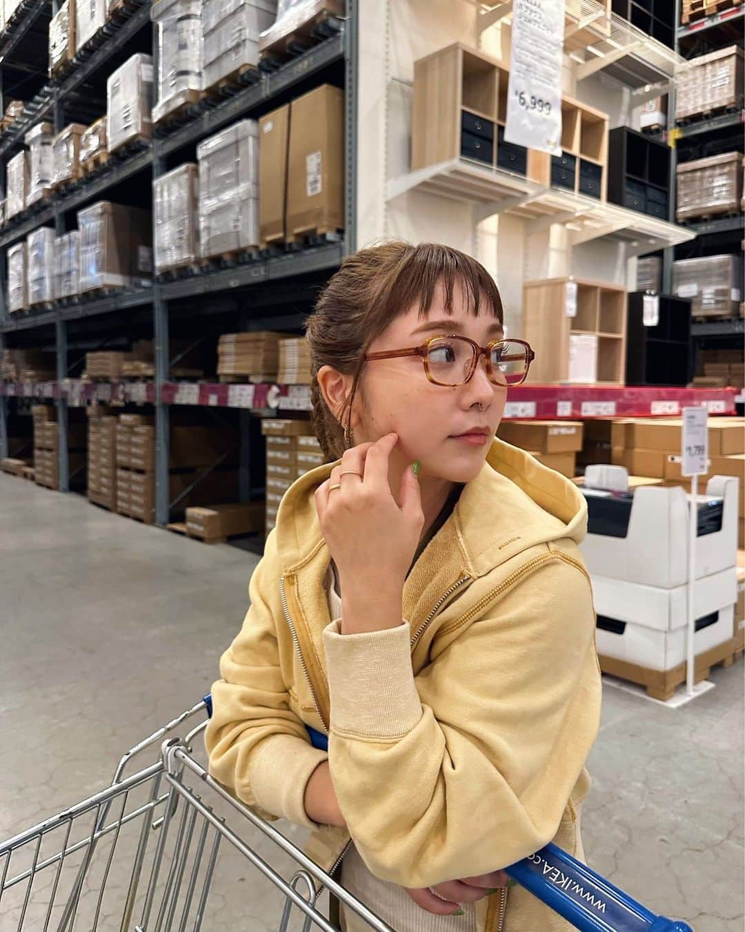 JINS公式のインスタグラム：「"ファッション×アイウエア”の旬なルックを提案するJINS OUTFITで、メガネの着こなしをチェック。  久恒美菜さん @_mimico_  ■styling■ オレンジメイクとイエローパーカーで秋コーデ。 ブラウンカラーのフレームでレトロな雰囲気を加えて。   着用品番：Acetate UCF-23A-066 286  ※在庫状況は店舗により異なります。  【JINS OUTFIT】アイウエアという呼び名のように、メガネは着こなすもの。旬のファッションに。その日の着こなしに。そのときの気分に。あわせやすいのはどんなメガネだろう。あわせたいのはどんな一本だろう。 さぁ、そのシーズンの着こなしにコーディネートする、そのシーズンのアイウエアを。ファッションから見つける、選ぶ、そんな新しいアイウエアの買い方を、JINSから。  #jins  #jinsoutfit #着こなすメガネ  #jinstoady #ジンズ #beams #beamsboy   【着用ブランド・コスメブランド】 #beams #beamsboy  @beams_official  ＠beams_boy_official」