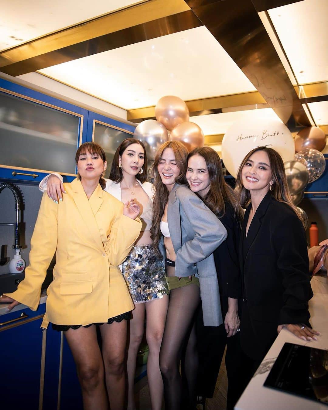ウンセン・ウィリティパー・パックディープラソンのインスタグラム：「Everyone has friends during stage of life but lucky ones have the same friends in all stages of life ♥️♥️ lifetime therapists」