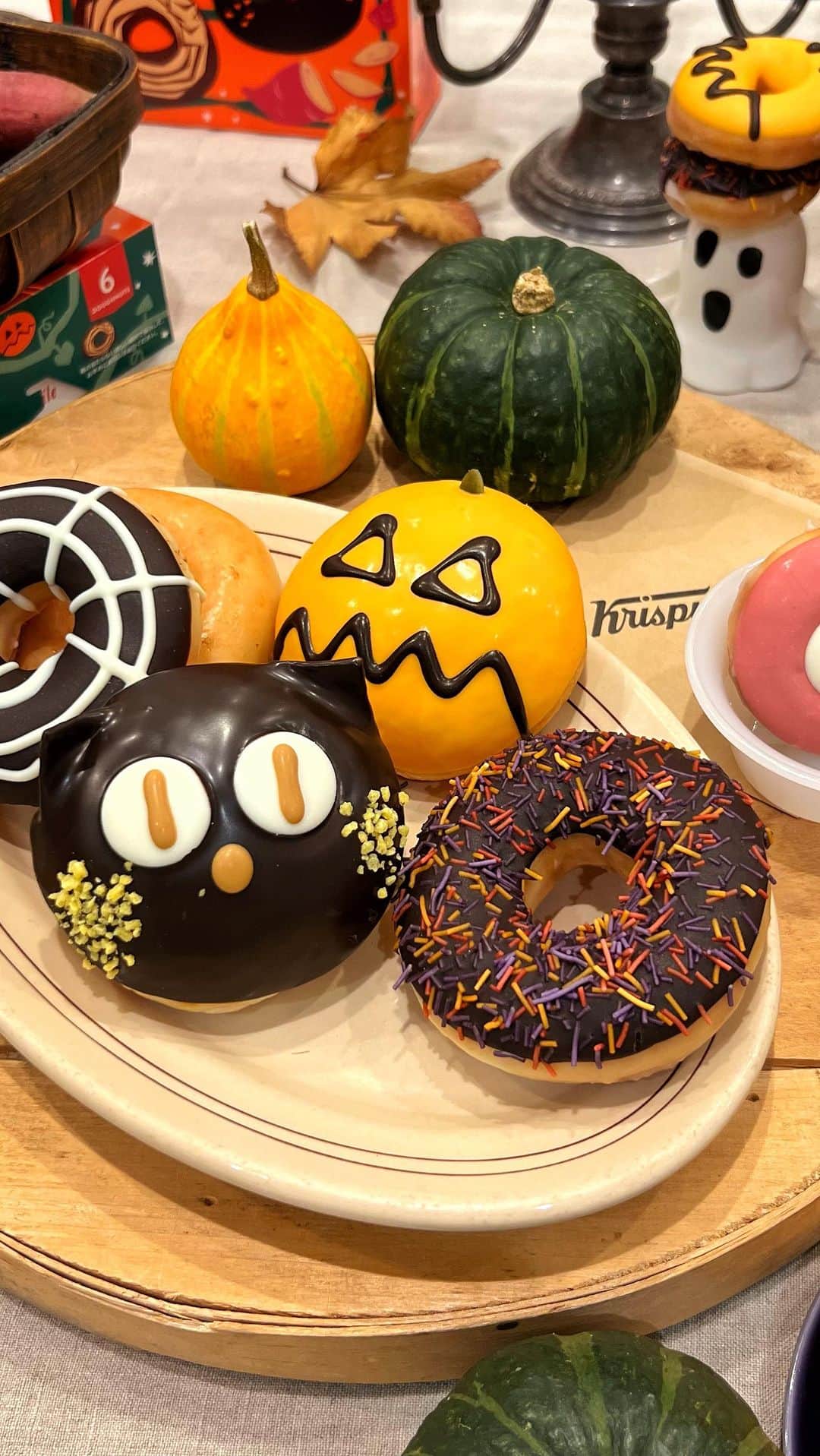 のインスタグラム：「本日9/13(水)から『HALLOWEEN HARVEST』がスタート🐈‍⬛✨  毎年人気の#ハロウィンドーナツ が秋の味わいで登場❣️ ぜひ、お楽しみください😋  #クリスピークリームドーナツ #krispykremedoughnuts #HALLOWEEN #ハロウィン #ドーナツ #新商品 #ハロウィンドーナツ」