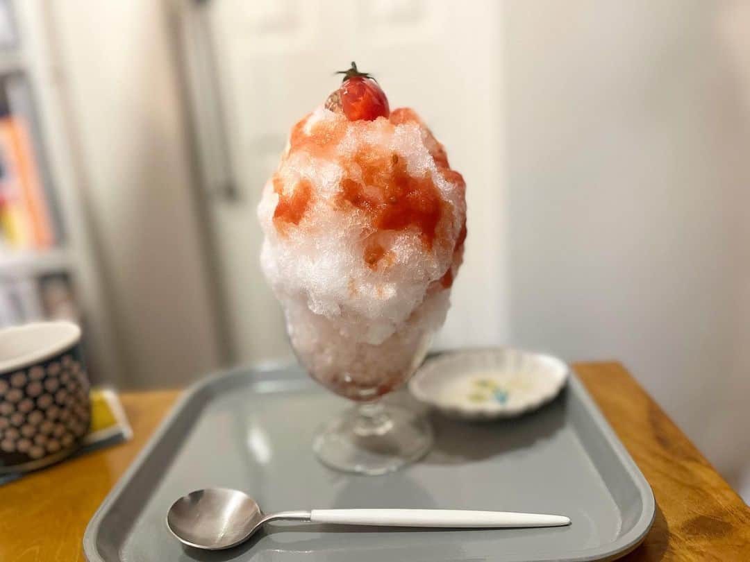 原田麻子のインスタグラム：「のんべえのトマトのかき氷  日本酒とトマトのシロップがほんとうに日本酒で笑  まさにのんべえ。 塩があったらさらに酒飲みっぽいかも(塩をアテに日本酒飲む達観おじさんいるよね？)  でもトップは優しいおだしが香るジュレで包まれたトマト。  このコントラストがフワリさんらしい  #かき氷#かき氷🍧#おやつ#ごはん#sweets#shaveice#東京かき氷」