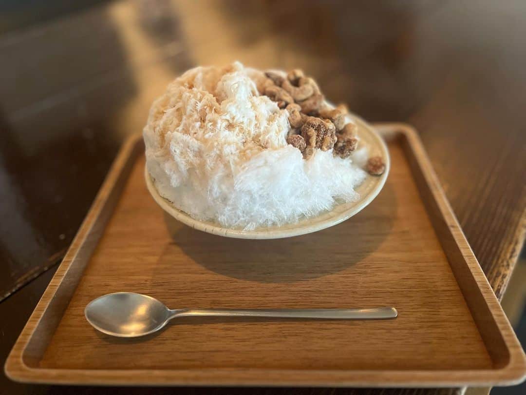 原田麻子のインスタグラム：「黒糖ミルクと黒糖ナッツ、烏龍茶  底にしのばせた烏龍茶ゼリーがめちゃくちゃ爽やかで黒糖の強い甘さにぴったり、どこが少しオリエンタルな感じのこのメニューが大好きです。  #かき氷#かき氷🍧#おやつ#ごはん#sweets#shaveice#東京かき氷」