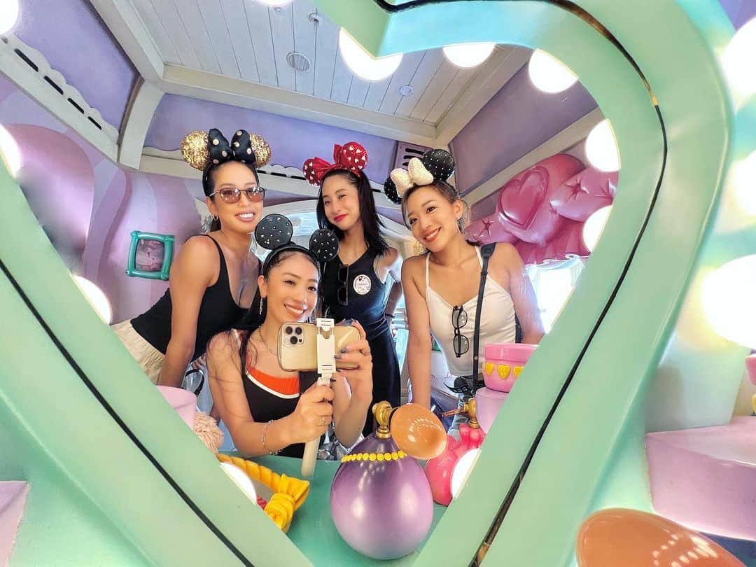 NaNaのインスタグラム：「本日の7TV✨『BD🎂サプライズ大作戦！！in 東京ディズニーランド♪一緒に1日回ろうYo♡』果たしてサプライズは成功するのか！？なかなか４人のバランスが面白いのでw👯‍♀️👯‍♀️ぜひ一緒にディズニー行った気分で見てください😂🏰💕本当に楽しかったので、シェアハピできるかと思います🫶❣️長めですが編集も頑張ったのでそこも見てくださいw本日22:00公開です🎠💖  https://youtu.be/Jh9tLJKNhNI  #youtube #NaNa_7TV #7TV #東京ディズニーランド #ディズニーランド」