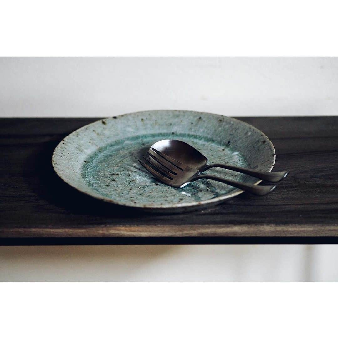 陶屋なづなのインスタグラム：「＼川口武亮展　2023.9.21(木) ▶︎9.30(土)／  初日14時15分までの入店ご予約受付中です。 詳しくはWEBサイトをご覧ください。 会期中の営業日｜9/21.22.23.24.28.29.30  Takeryo Kawaguchi Exhibition　 @tenjishitsu  2023年9月21日Thursday-9月30日Saturday 作家在廊日　初日9月21日木曜日  profile 1974　佐賀県有田生まれ.  2000　有田窯業大学校ロクロ科絵付科卒業.  2001　番浦史郎氏に師事.  2002　花岡隆氏に師事.  2005　有田にて独立   お手間おかけしますがどうぞよろしくお願いします。 14時15分以降はご予約なしでご自由にお越し下さいませ。 皆様のご来場を心よりお待ちしております。  #川口武亮 #うつわ#うつわのある暮らし #テーブルコーディネート #テーブルウェア  #テーブルセッティング  #インテリアアート #インテリアスタイリング  #tabledecor #tableware  #奈良#広陵町#香芝 #北葛城郡#真美ケ丘#五位堂 #陶屋なづな」