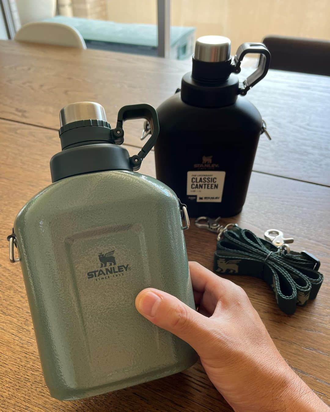 MASAHさんのインスタグラム写真 - (MASAHInstagram)「THE 水筒。 水筒らしい水筒。 STANLEYの隠れた名品。 「CLASSIC CANTEEN」 これ最高。 これで1リットル入るしこのフタがとにかく 使いやすくて便利。 ちなみに1層構造なんで保冷保温はできないけど その分軽いし常温の水を常に持ち歩く僕にとっては超最適。 そしてやっぱりこの探検家っぽいカタチが 素晴らしい。 あと小学生にもばっちり。 薄いからランドセルに入れられるし 遠足にこれ持ってたら間違いなくヒーローです。 @stanley_jp」9月13日 12時14分 - masah977