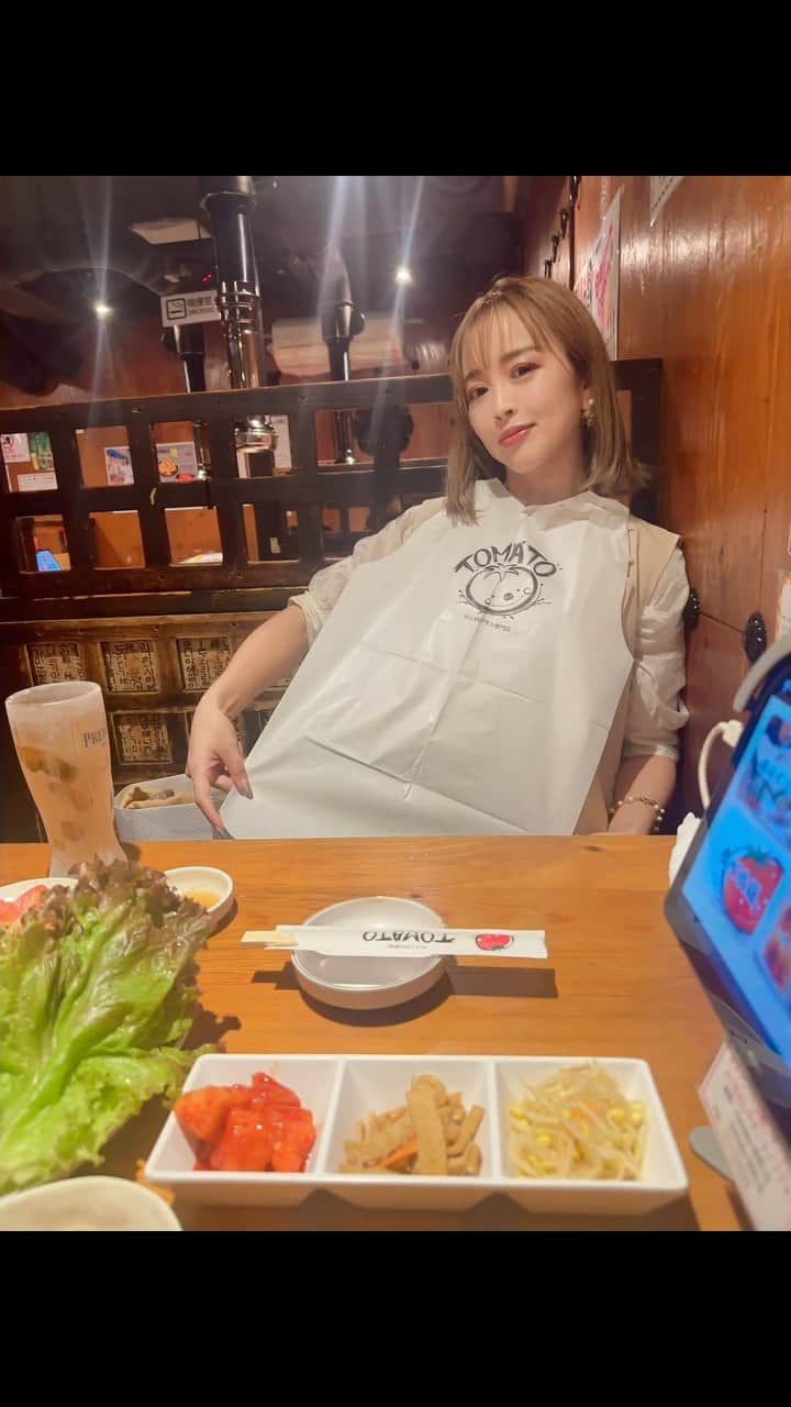 板橋瑠美のインスタグラム：「新大久保ランチにサムギョプサル💜 ⁡ ランチセットは夜よりお得だし、昼がっつり食べても消費するし最高♡ ⁡ ⁡ すごいボリュームあるサムギョプサルランチセットなのに2,200円とお手頃！ 幸せなひとときでした^ ^ ⁡ ⁡ しかも！！ここすごいのがさꉂ笑꒱ ⁡ ⁡ 1階でお食事をしてから、3階でカラオケができるお店なのよ😂🤣 ⁡ ⁡ 今回はしてないけどいつかやってみたいそのコース💜 ⁡ ⁡ ⁡ 女子会の集まりにはぜひー！！ ⁡ @yakiniku_tomato ⁡ ⁡ ⁡ ⁡ サムギョプサル専門店トマト #新大久保グルメ #新大久保ランチ #サムギョプサル #韓国料理  ⁡ ⁡ ⁡ ⁡」