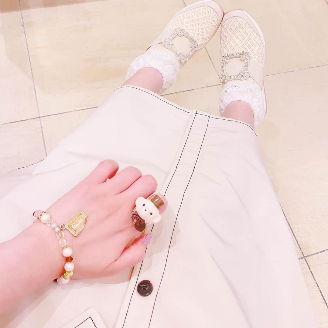 伊藤芽衣のインスタグラム：「気がつけば 最近は秋色ばかり 着ています♡ ⁡ ありがたいことに 9月は展示会やレセプションの お誘いもたくさんいただいていて。 ⁡ 残念ながら、 全てはおうかがいできなかったけれど。 ⁡ たくさん かわいい刺激を 受けたりしながらも。 ⁡ 怒涛の日々を 過ごしています♡ ⁡ このスニーカーが 歩きやすすぎて、 ⁡ もはや、 タイトなスケジュールのときは 走っても大丈夫！笑 ⁡ ♡♡♡♡♡ ⁡ Kawaii☆Starsからも すてきなお知らせを させていただいたのは みていただけましたか？♡ ⁡ カジュアルなんだけど、 ちょっぴりガーリーに 着ていただけるように 考えました♡ ⁡ わたしにとっては まだまだ 慣れないことばかりだけど、 ⁡ これからも たくさんのわくわくを お届けできるように… ⁡ ひとつずつ、 成長していけたらいいな、 と思います♡ ⁡ さて♡ 本日もがんばります…！」