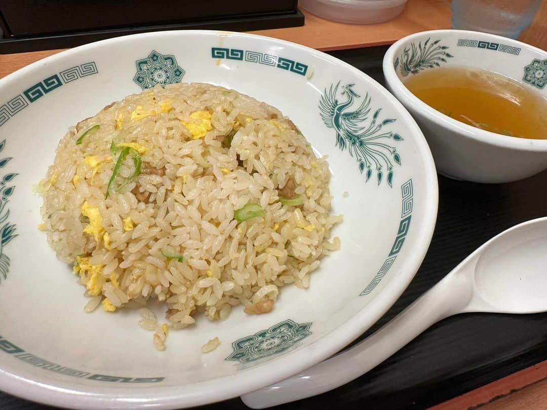 のインスタグラム：「今日のランチは、炒飯。今週でこのエリアともお別れだから色々ツラツラ書いてたけど、よくよく考えたらキモイか😅まぁ、明日明後日も書くけどw ありがとう日高屋！  #ランチ #今日のランチ #炒飯 #チャーハン #日高屋」