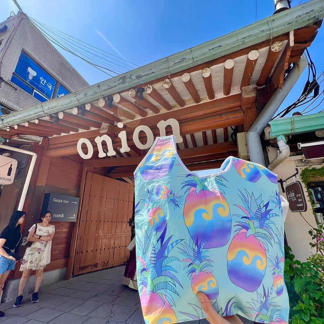Moco Lima Hawaiiのインスタグラム：「モコリマ グロッサリーバッグ(保冷バッグ)  韓国のオシャレなカフェ街の人気店 @cafe.onion   歴史ある建物をリノベしたお洒落な店舗で食べる人気の煙突パン(?!)はやっぱり頭からかぶりつかねば！  粉砂糖丸飲みは砂糖好きの私にはたまらない至福の時間でした🩷  #カフェオニオン#カフェオニオン安国店#カフェ巡り#お洒落カフェ#韓国#韓国グルメ#食い倒れ#人気店#観光スポット#カフェランチ#ベーカリー#ベーカリーカフェ#韓国旅行#夏休み#母娘旅#母娘デート#モコリマハワイ#cafe#cafeonion#coffee#coffeeaddict#sugar#sweets#sweetssweets#sugaraddict#koreatrip#vacation#mocolimahawaii」