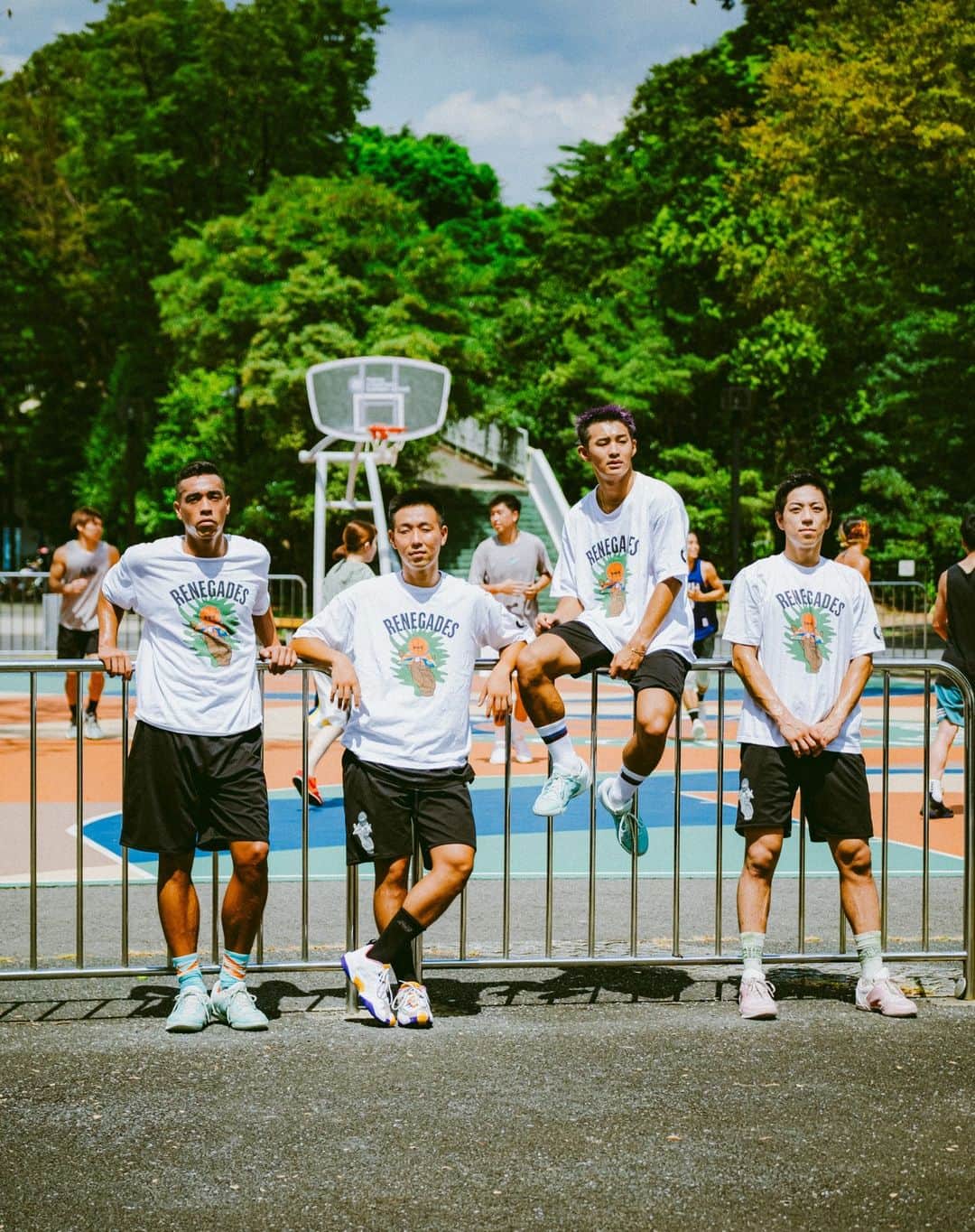 McGuffinさんのインスタグラム写真 - (McGuffinInstagram)「⚡McGuffin Street News⚡  代々木公園バスケットコートで活動するストリートバスケットボールチーム「YOYOGI PARK BALLERS」とTOKYO 23とのコラボレーションアイテムが登場。  @yoyogipark_ballers @tokyo23basketball   2023年9月16日(土)、TOKYO 23とYOYOGI PARK BALLERSとのコラボレーションアイテムが発売する。YOYOGI PARK BALLERSはその名の通り代々木公園バスケットコートで出会ったメンバーで結成され、代々木公園バスケットコートを活動の拠点としているストリートバスケットボールチーム。国内最大級のストリートボールトーナメント ALLDAYや、TOKYO STREETBALL SUMMER LEAGUEでベスト4や優勝など好成績を収める彼らは、個性的なプレースタイルで多くのBASKETBALL LOVERを魅了している。 今回はYOYOGI PARK BALLRESと親交のあるアーティスト「COCORO」が彼らと彼らの聖地である代々木公園バスケットボールのコートからインスパイアされ制作したグラフィックをメッシュタンクトップとメッシュショーツ、Tシャツにそれぞれ大胆にプリント。メッシュタンクトップはブラックをベースにモノクロのグラフィックを落とし込んだYOYOGIデザインと、昨年完売したスプラッター柄のTOKYO 23デザインのリバーシブル仕様。同様にショーツも2色展開。オンコートだけでなく、オフコートでも活躍するTシャツはブラックとホワイトの2色展開。 本アイテムは、2023年9月16日(土)よりTOKYO 23店頭、TOKYO 23オンラインにて販売開始。  9月24日(日)に控えた今年のTOKYO STREETBALL SUMMER LEAGUE本戦の彼らの活躍を、乞うご期待。  About YOYOGI PARK BALLERS 2016年、代々木公園のバスケットコートで出会ったメンバーで結成され、代々木公園バスケットボールコートを活動の拠点としているストリートバスケットボールチーム。2022年のTOKYO STREETBALL SUMMER LEAGUEでは優勝を果たす。 海外でもプレー経験があるメンバーが多数所属し、個人での活動やYOYOGI PARK BALLERS以外のチームとも兼任しながらスキルを磨き続けている。 老若男女問わず幅広い層から注目される彼らの、スピード感のあるプレースタイルとテクニカルなボール捌きは必見。  #tokyo23 #tokyo23basketball #yoyogiparkballers #renegades」9月13日 12時22分 - mcguffin_official