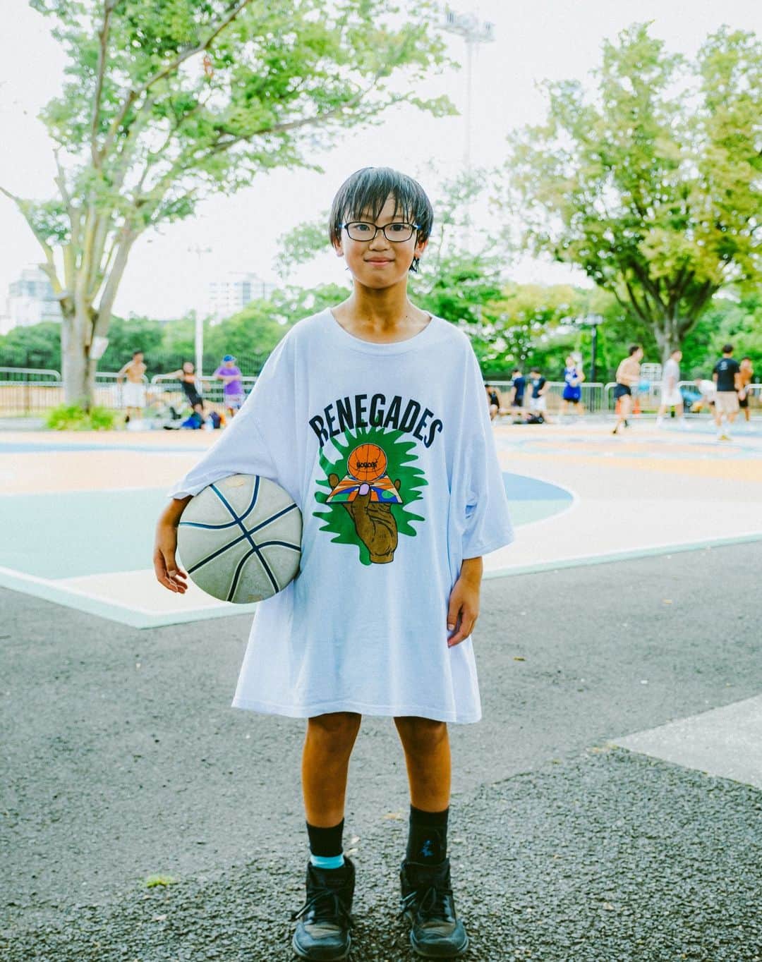 McGuffinさんのインスタグラム写真 - (McGuffinInstagram)「⚡McGuffin Street News⚡  代々木公園バスケットコートで活動するストリートバスケットボールチーム「YOYOGI PARK BALLERS」とTOKYO 23とのコラボレーションアイテムが登場。  @yoyogipark_ballers @tokyo23basketball   2023年9月16日(土)、TOKYO 23とYOYOGI PARK BALLERSとのコラボレーションアイテムが発売する。YOYOGI PARK BALLERSはその名の通り代々木公園バスケットコートで出会ったメンバーで結成され、代々木公園バスケットコートを活動の拠点としているストリートバスケットボールチーム。国内最大級のストリートボールトーナメント ALLDAYや、TOKYO STREETBALL SUMMER LEAGUEでベスト4や優勝など好成績を収める彼らは、個性的なプレースタイルで多くのBASKETBALL LOVERを魅了している。 今回はYOYOGI PARK BALLRESと親交のあるアーティスト「COCORO」が彼らと彼らの聖地である代々木公園バスケットボールのコートからインスパイアされ制作したグラフィックをメッシュタンクトップとメッシュショーツ、Tシャツにそれぞれ大胆にプリント。メッシュタンクトップはブラックをベースにモノクロのグラフィックを落とし込んだYOYOGIデザインと、昨年完売したスプラッター柄のTOKYO 23デザインのリバーシブル仕様。同様にショーツも2色展開。オンコートだけでなく、オフコートでも活躍するTシャツはブラックとホワイトの2色展開。 本アイテムは、2023年9月16日(土)よりTOKYO 23店頭、TOKYO 23オンラインにて販売開始。  9月24日(日)に控えた今年のTOKYO STREETBALL SUMMER LEAGUE本戦の彼らの活躍を、乞うご期待。  About YOYOGI PARK BALLERS 2016年、代々木公園のバスケットコートで出会ったメンバーで結成され、代々木公園バスケットボールコートを活動の拠点としているストリートバスケットボールチーム。2022年のTOKYO STREETBALL SUMMER LEAGUEでは優勝を果たす。 海外でもプレー経験があるメンバーが多数所属し、個人での活動やYOYOGI PARK BALLERS以外のチームとも兼任しながらスキルを磨き続けている。 老若男女問わず幅広い層から注目される彼らの、スピード感のあるプレースタイルとテクニカルなボール捌きは必見。  #tokyo23 #tokyo23basketball #yoyogiparkballers #renegades」9月13日 12時22分 - mcguffin_official