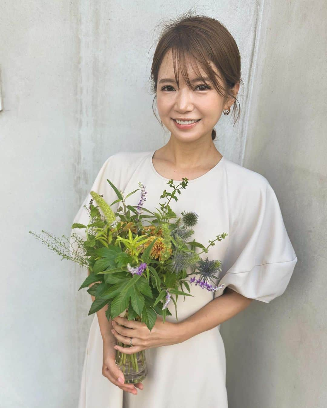 内山絵里加のインスタグラム：「・ ・ 唯一の趣味？お花🌼 昔から季節のお花を見に行くのが大好きなのですが （若い頃は、おばあちゃんみたいだと言われていました。笑） なかなか見に行く時間を作れない時は お花屋さんで季節のお花を見つけては心躍らせています🩰 先日は、ハーブを使って花束をつくりました🌿 おうちにいい香りがして とてもよかったなあ🧺𓂃 𓈒𓏸◌‬ 写真はお花屋さんの方が、"ここの壁、映えますよ！"と 撮ってくださった１枚📷 素敵なお気遣いに嬉しくなりました❤︎ お花のまわりには、やさしさが集まる気がします。 ・ 残暑厳しいですが みなさんも健やかにお過ごしくださいね🌿 ・ #お花のある暮らし  #お花屋さん #趣味 #ピアスは #アミュレットさん」