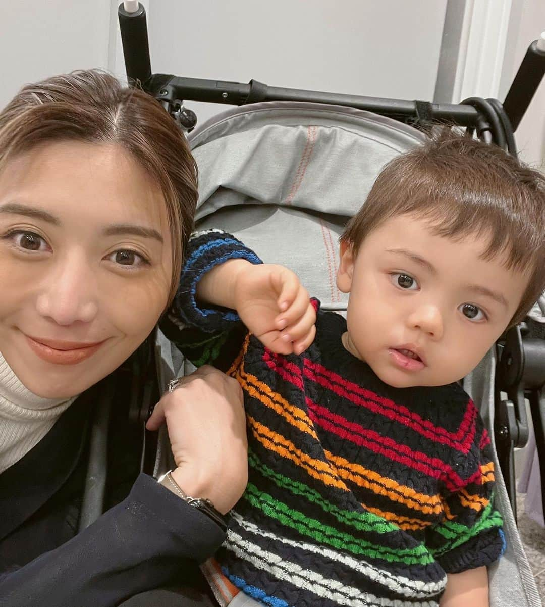 黒ユイさんのインスタグラム写真 - (黒ユイInstagram)「#ママと息子  👦🏻👩🏼‍🦰 1歳5ヶ月になり身長と体重がまた大きくなり 抱っこ紐が限界になってきた！ 多分抱っこ紐って2歳くらいまで使う人多いと思うけど 既に息子サイズが2歳くらいなので そろそろ終わりかなーと感じてます🫥  お出かけで使う抱っこ紐のオススメは 軽くて畳めて寝る時に頭固定して顔隠してあげれる @thenorthfacejp のが使いやすいです✨ 頭固定して寝てる写真もupしてます！  最近ベビーカーも長時間嫌がるから とにかく歩きたい欲が満々です🚶 手を繋いで歩くけど力めちゃ力強くて振り払われて心配やから(車大好きやから走って見に行こうとするから要注意) お出かけ時の安心材料として ベビーハーネスを買うか検討中… 使ってる方いたら感想教えてほしいなぁ☺️ #ベビーハーネス　#迷子紐　#子供用リード」9月13日 12時26分 - yui_my_life