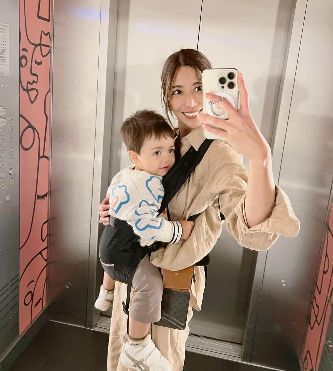 黒ユイのインスタグラム：「#ママと息子  👦🏻👩🏼‍🦰 1歳5ヶ月になり身長と体重がまた大きくなり 抱っこ紐が限界になってきた！ 多分抱っこ紐って2歳くらいまで使う人多いと思うけど 既に息子サイズが2歳くらいなので そろそろ終わりかなーと感じてます🫥  お出かけで使う抱っこ紐のオススメは 軽くて畳めて寝る時に頭固定して顔隠してあげれる @thenorthfacejp のが使いやすいです✨ 頭固定して寝てる写真もupしてます！  最近ベビーカーも長時間嫌がるから とにかく歩きたい欲が満々です🚶 手を繋いで歩くけど力めちゃ力強くて振り払われて心配やから(車大好きやから走って見に行こうとするから要注意) お出かけ時の安心材料として ベビーハーネスを買うか検討中… 使ってる方いたら感想教えてほしいなぁ☺️ #ベビーハーネス　#迷子紐　#子供用リード」