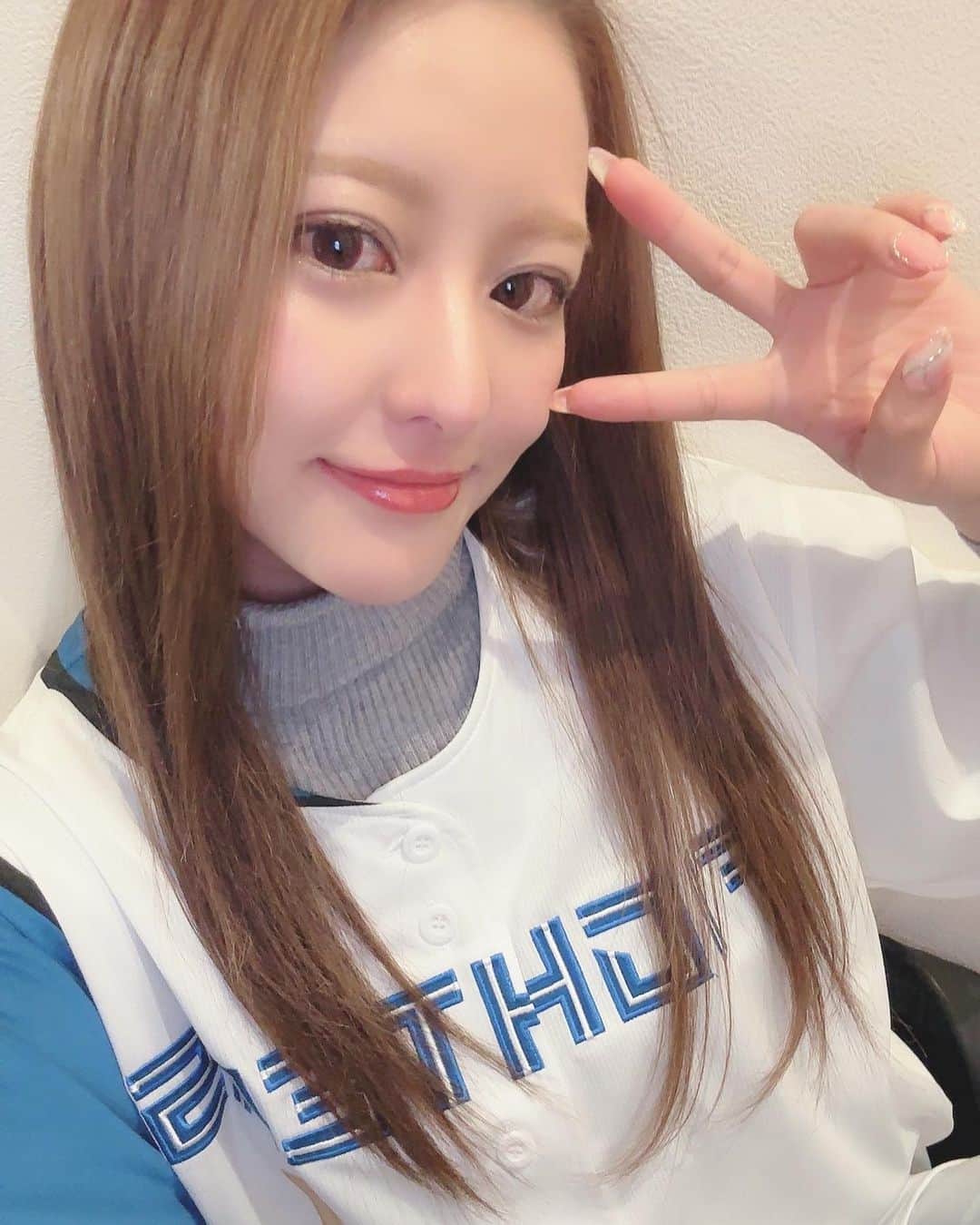 冬城めぐみのインスタグラム：「ごーごーファイターズ🩵💙🤍  #VeliA #すすきの #ニュークラブ #ラウンジ #ニュークラ嬢 #キャバ嬢 #キャバ #飲み屋 #水商売 #ホステス #日ハム #ファイターズ #日本ハムファイターズ #ファイターズガール」