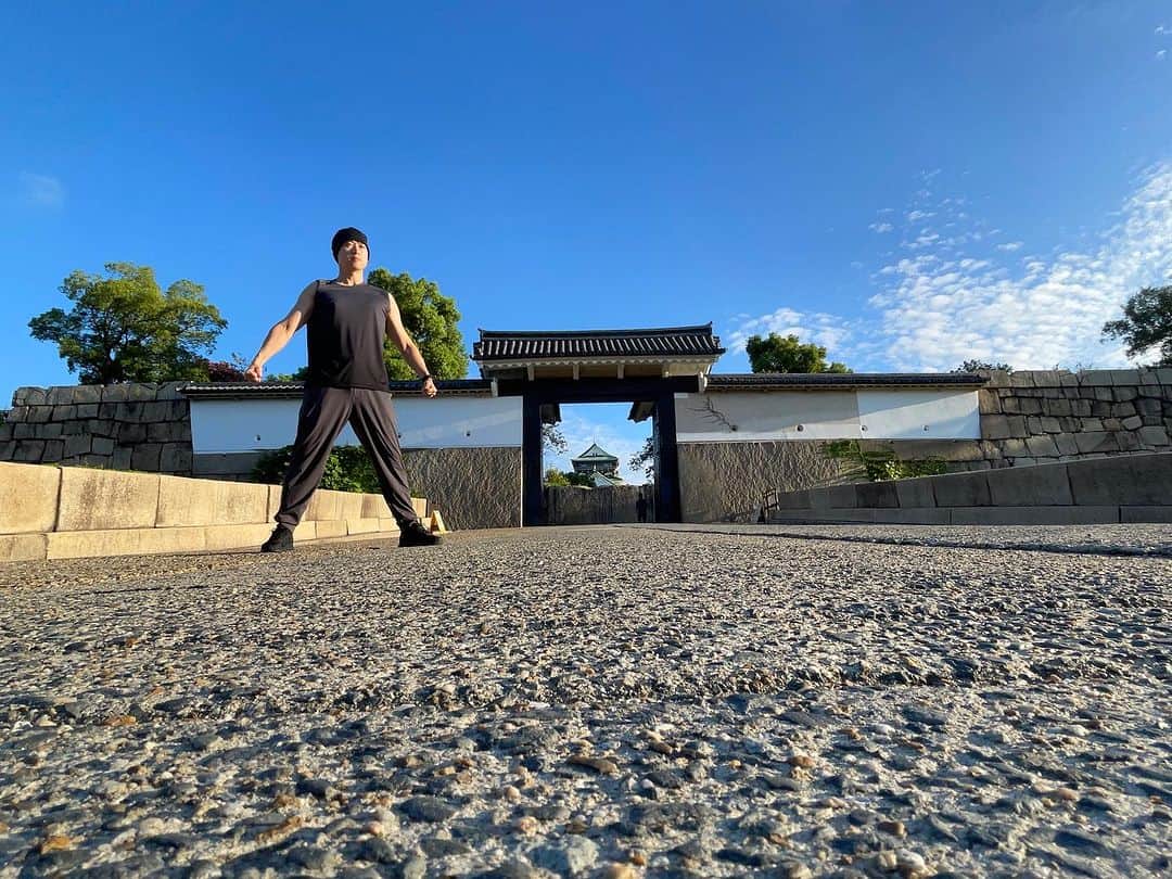 山崎勝之のインスタグラム：「昨日は大阪で撮影でした。 朝、大阪城へお散歩。 朝バイキングでガッツリ食べて、栄養補給！ 帰りの新幹線で1週間ぶりのお酒♪  #モーションキャプチャー #大阪城」