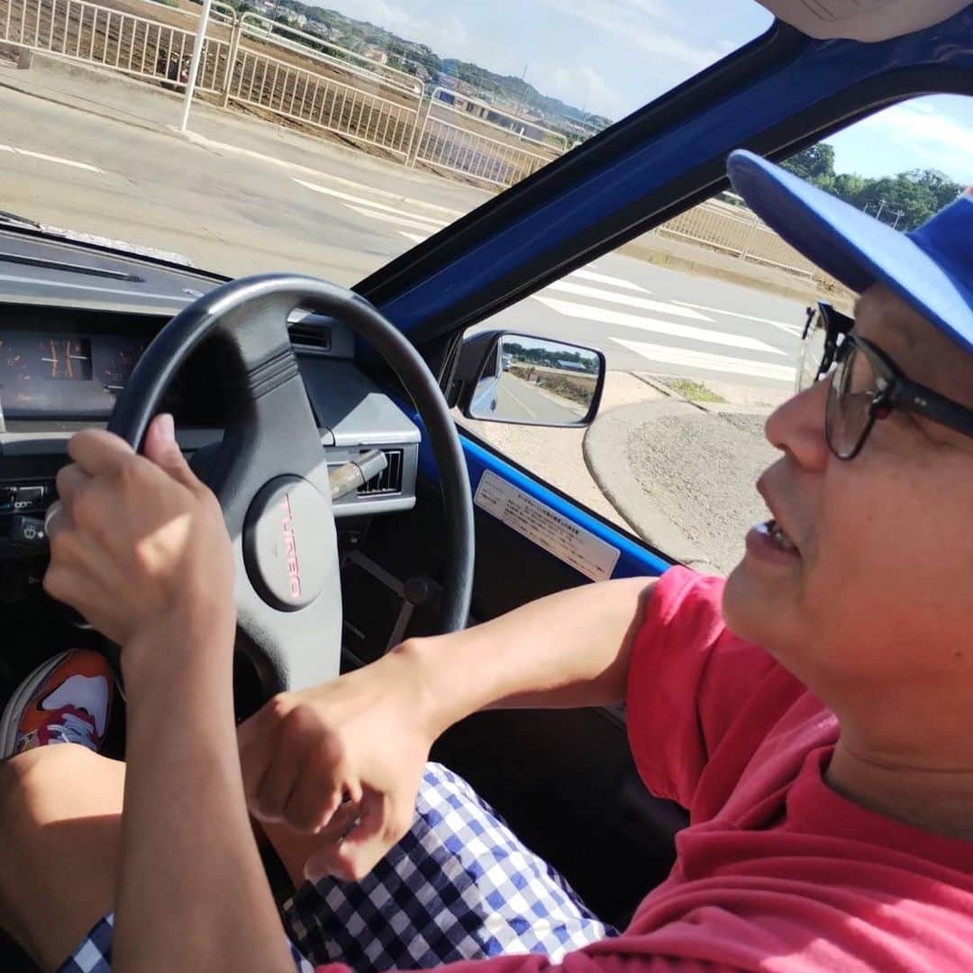 Boseのインスタグラム：「かなり魅力的な80年代の軽自動車を運転させてもらった。デザイン最高、走りは軽快、屋根も開く。詳しくはスウィンギンモータースのYouTubeで。 #スウィンギンモータース #三菱ミニカ #intercoolerturbo #5mt #スカイジャック」
