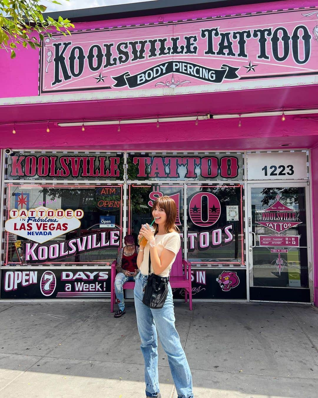 高松チェルシーリナさんのインスタグラム写真 - (高松チェルシーリナInstagram)「ラスベガス名物！？の$10 Tatto Shop。 選べるデザインは決まっているけど、$10でTattoが入れられるのはかなり破格🤣！ 私は元々入っていた数字の上に、キラキラをいれてもらいました！ これで$20。 こだわって入れたい人には向いてないと思いますがww ちょっと足したいとか、小さいのを入れたいって人にはオススメです🥳 . #koolsvilletattoo#lasvegas#tattooshop#ラスベガス#アメリカ生活#タトゥー」9月13日 12時31分 - chelsea_rina