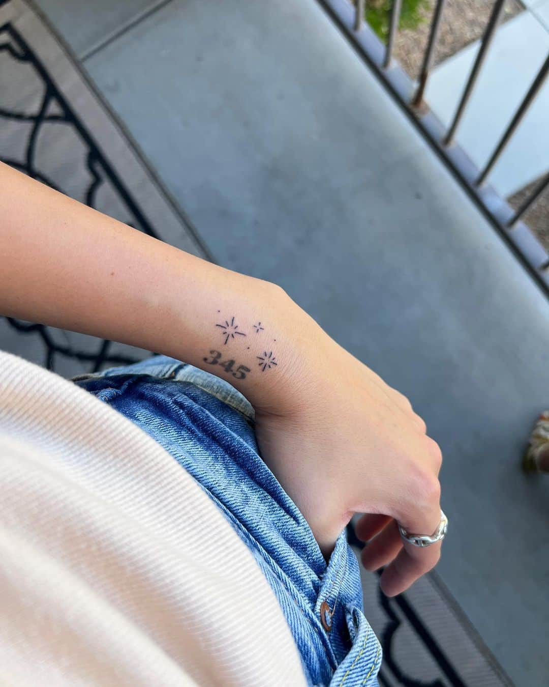 高松チェルシーリナさんのインスタグラム写真 - (高松チェルシーリナInstagram)「ラスベガス名物！？の$10 Tatto Shop。 選べるデザインは決まっているけど、$10でTattoが入れられるのはかなり破格🤣！ 私は元々入っていた数字の上に、キラキラをいれてもらいました！ これで$20。 こだわって入れたい人には向いてないと思いますがww ちょっと足したいとか、小さいのを入れたいって人にはオススメです🥳 . #koolsvilletattoo#lasvegas#tattooshop#ラスベガス#アメリカ生活#タトゥー」9月13日 12時31分 - chelsea_rina