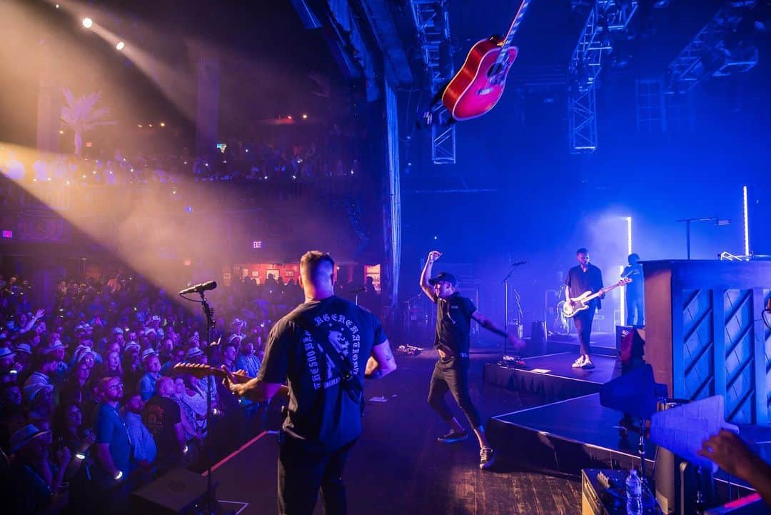 OneRepublicさんのインスタグラム写真 - (OneRepublicInstagram)「From Morocco straight to a fun one in Orlando. Thanks for hanging with us! 🙏🏻」9月13日 12時35分 - onerepublic