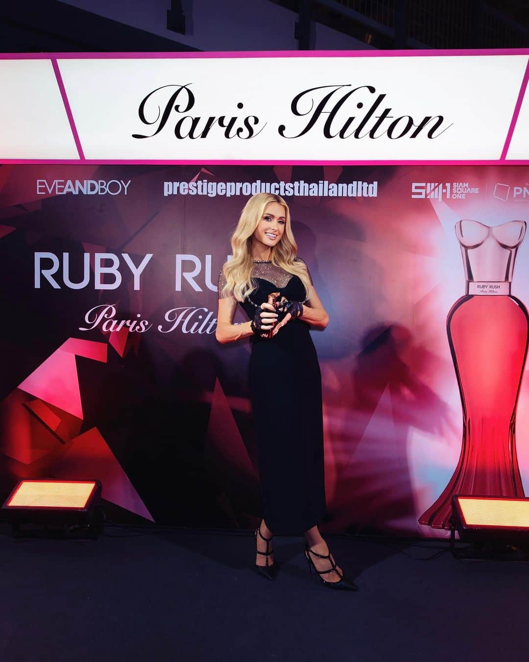 パリス・ヒルトンさんのインスタグラム写真 - (パリス・ヒルトンInstagram)「Thank you for all the love, #Thailand! 🥰 I had the best time #Sliving with you in #Bangkok celebrating my new @ParisHiltonFragrances, Ruby Rush, at @EveAndBoy ✨❤️‍🔥✨ Can’t wait to come back!! 💕 🇹🇭」9月13日 12時36分 - parishilton