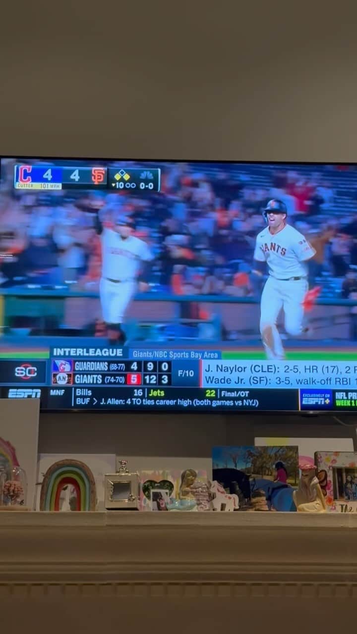 ドウェイン・ジョンソンのインスタグラム：「Caught a very very rare case of the Monday Night “f*ck it’s”   Had to wake up @5am today, but last night the 1130pm @espn highlights and coconut blackberry pancakes sitting in the fridge were all calling my name - like a sugar crack addict 👹💀  Helluva disciplined way to kick off my week 👊🏾🤣  @chefputtie🧑🏾‍🍳🥞🥥🍇」