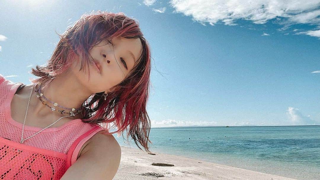 のインスタグラム：「海もすっかりご無沙汰だったな🏖️ クルーザーでリリイベしたなぁ。 修学旅行でみんなと走り回ったな。 場所や香りや景色っていろんなこと思い出すね。 大変なこともしんどいこともすぐに忘れたいこともたくさんあったはずなのに思い出になってしまえば全部綺麗💎 それはきっと、進化し続けて今がとても楽しいから☻  今日をいつの日か綺麗な思い出に感じられるように、日々進化🏃‍♀️やね💪」