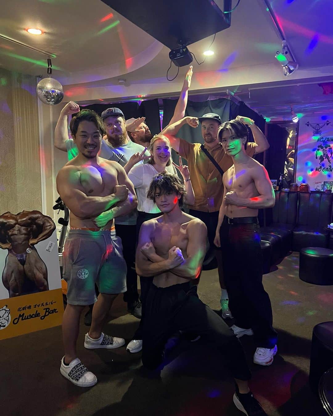 のインスタグラム：「昨日も沢山のお客様の来店誠にありがとうございマッスル💪 ・ 昨日はオランダ🇳🇱から旅行で来られていた4人組のお客様も来られました🤤✨ 外国人観光客向けの観光雑誌にも掲載されていて、海外の方にも知れ渡っているみたいで嬉しい限りです🥺🌈🌈 ・ では、本日も19時よりお待ちしておりマッスル💪♫  ーーーーーーーーーーーーーーーーーーーーー  北新地マッスルバー 大阪市北区堂島浜1-3-22 堂島タウン2F Tel:06-6344-8878  仙台支店 仙台マッスルバー 宮城県仙台市青葉区国分町2-5-17 車屋ビル4F ☎︎08023592607 @sendaimusclebar   #マッスルバー #fyp #fypシ #コンセプトバー #コンセプトカフェ #大阪 #大阪観光 #osaka #muscle #musclebar #촣아 #相互フォロー #おすすめ #おすすめにのりたい #在地人推薦 #減肥 #景點 #網美景點 #旅遊 #맞팔#팔로우 #좋아요반사 #일본  #ユニバ #テーマパーク#筋肉」