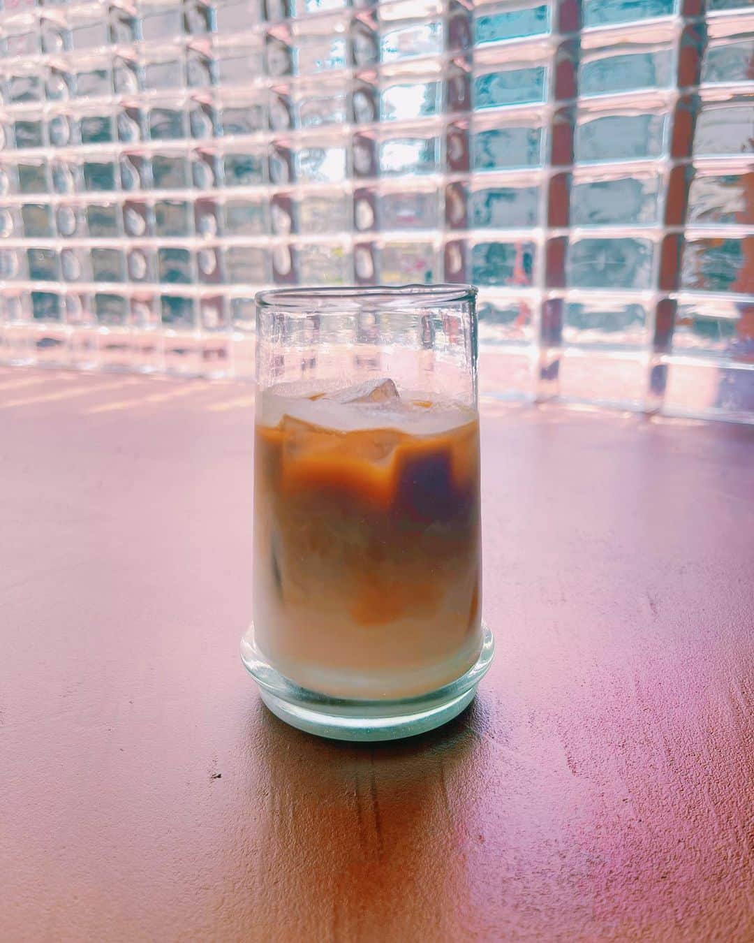 のインスタグラム：「トレーニングはじめました🏋️  久しぶりのトレーニング。  久しぶりのカフェ投稿。  朝活でジムへ。  素敵なご縁に導かれて此処にやってきたような、そんな実感があります。  なんて気持ちの良い朝。  心と身体は繋がっていると、よく言いますが、本当にそうですね。  もともとポジティブではあるのですが、より一層、マインドが育まれていくような。  このご縁に感謝です。  そして、そんなジムの帰りに、素敵なコーヒーショップに巡り逢いました。  心地いい風と共に揺れる扉の向こうは、想像を越えた景色でした。  上から順に味わいが変わっていく楽しみ。  最後にはミルクと混ざって。  カランと聞こえる氷の音とか、本当、趣深いですよね。  この過程をちゃんと味わったのも、久しぶりな気がします。  カフェラテ、大好き。  #心と身体 #ポジティブ #マインド #mindfulness #positivevibes #coffee #coffeeshop #coffeestand #coffeestagram #私はファイター」