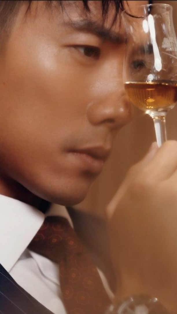 デスモンド・タンのインスタグラム：「Step into The Macallan House and be magically transported to The Macallan Estate in Scotland through all your senses. Trust me, you will be impressed by this immersive @the_macallan journey, a unique boutique you'll find only in Singapore! 🥃✨   Imagine walking through the barley fields and along the River Spey, experiencing it through scents. Arrive at the Fine & Rare Wall, which displays a rare collection of The Macallan whiskies through the century. The diversity of colours allows us to fully appreciate the effects of the sherry seasoned oak casks on the natural colours of the whiskies, debunking the myth that darker liquids mean older whiskies.   While swirling a glass of whisky in your hand and appreciating the unique textile art piece by the talented local artist Tiffany Loy, you can see how the natural colours of The Macallan whiskies are interpreted through the weaving of dyed wool and silk yarns. It's truly an exquisite experience!   Visit The Macallan House to fully immerse yourself in this unique @the_macallan journey. 🥃✨   Crafted without compromise. Please savour The Macallan responsibly.   #TheMacallan #TheMacallanHouse」