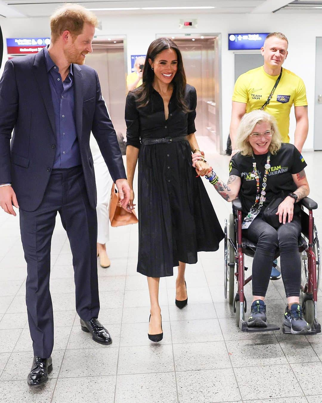 Just Jaredさんのインスタグラム写真 - (Just JaredInstagram)「Meghan Markle has reunited with husband, Prince Harry, at the Invictus Games 2023 in Germany, wearing a Banana Republic dress! #MeghanMarkle #PrinceHarry Photos: Getty」9月13日 12時52分 - justjared