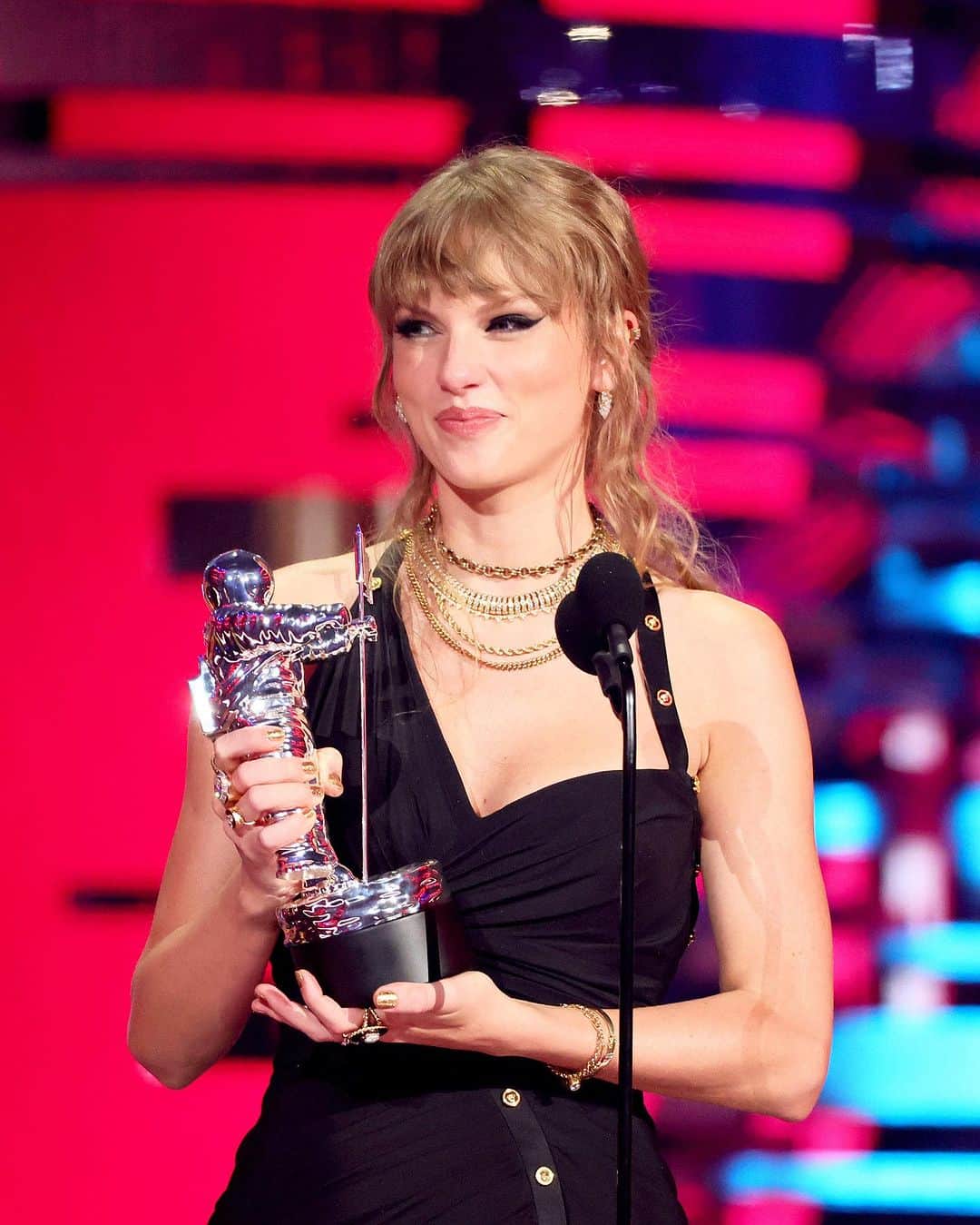 Cosmopolitanのインスタグラム：「Taylor Swift just won Video of the Year...again! Dare I say she’s in her Video of the Year ✨ era ✨? #VMAs」