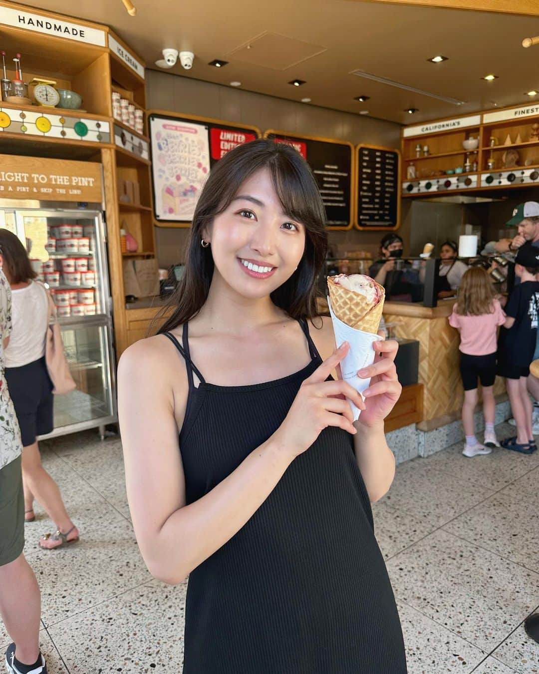 関根ささらさんのインスタグラム写真 - (関根ささらInstagram)「#saltandstraw 🍦🌈  Abbot Kinney Blvd.にある人気のアイスクリーム屋さん「Salt & Straw」に行きました🍦🩷  試食もたくさんして、お気に入りのフレーバー選ぶまでにお腹いっぱいになるアメリカあるあるを体験したよ☺️🍦笑  #abbotkinneyblvd はおしゃれなカフェが沢山あってもっと早くこの場所に来たかった！！！と思いながらお店を厳選しました🥹🌷  #サンタモニカ や #ベニスビーチ に行かれる方はぜひ♡めちゃくちゃおすすめ🫶 . . . . #icecream #abbotkinney #venicebeach #santamonica #losangeles #la #ロサンゼルス #ロサンゼルス旅行 #travel #travelstyle #travelstagram #旅スタグラム #ロサンゼルス留学 #LA留学 #アメリカ留学   留学サポートは @nes_school ＆ @nes_global にしていただきました☺️🇺🇸  #留学生活 #留学エージェント #留学サポート #留学したい #留学生」9月13日 13時04分 - sasarasekine