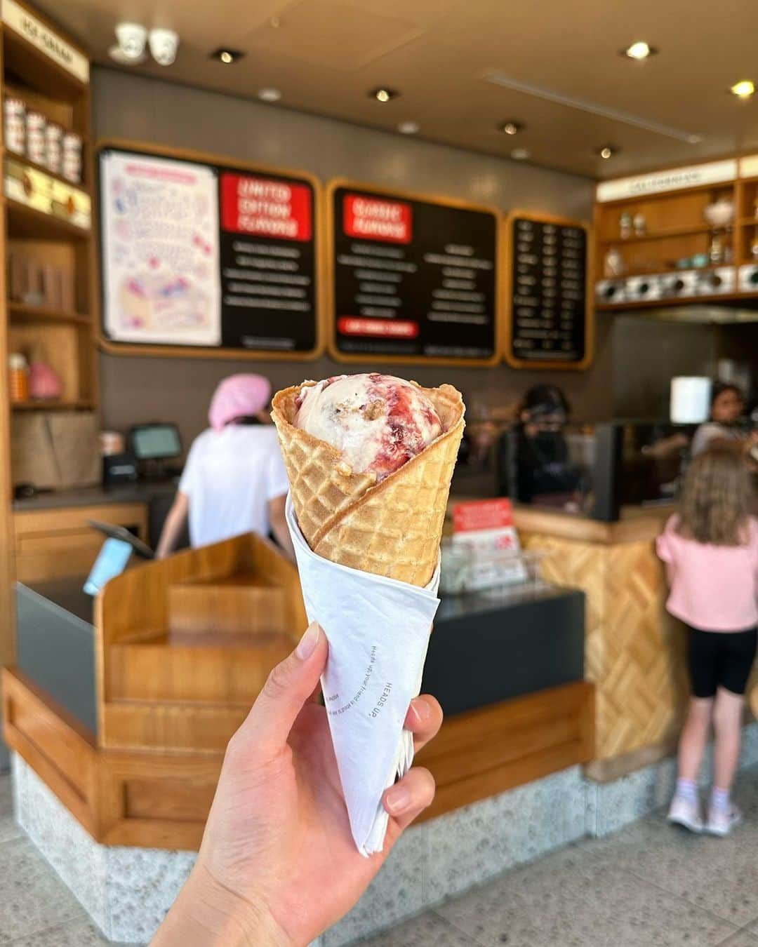 関根ささらさんのインスタグラム写真 - (関根ささらInstagram)「#saltandstraw 🍦🌈  Abbot Kinney Blvd.にある人気のアイスクリーム屋さん「Salt & Straw」に行きました🍦🩷  試食もたくさんして、お気に入りのフレーバー選ぶまでにお腹いっぱいになるアメリカあるあるを体験したよ☺️🍦笑  #abbotkinneyblvd はおしゃれなカフェが沢山あってもっと早くこの場所に来たかった！！！と思いながらお店を厳選しました🥹🌷  #サンタモニカ や #ベニスビーチ に行かれる方はぜひ♡めちゃくちゃおすすめ🫶 . . . . #icecream #abbotkinney #venicebeach #santamonica #losangeles #la #ロサンゼルス #ロサンゼルス旅行 #travel #travelstyle #travelstagram #旅スタグラム #ロサンゼルス留学 #LA留学 #アメリカ留学   留学サポートは @nes_school ＆ @nes_global にしていただきました☺️🇺🇸  #留学生活 #留学エージェント #留学サポート #留学したい #留学生」9月13日 13時04分 - sasarasekine