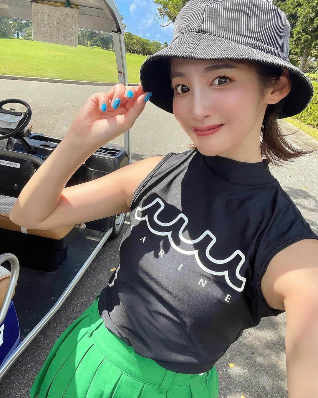 岩佐しおりのインスタグラム：「先月の沖縄ラウンド⛳️☀️めっちゃ綺麗なコースで気持ちよかった🌈この日は全然ショットが安定せんくて泣きそうだった🐒何事もほんまに努力の積み重ねだよな〜としみじみ🐒反省🐒  ウェアは上下 @muta__official 👗大好きなグリーンカラーにヒラヒラ感が最高にかわいい💚💚黒のトップスでしめて大人可愛いコーデにまとめました☺︎  📍那覇ゴルフクラブ 👕 @muta__official   #ゴルフ #ゴルフ女子 #ゴルフラウンド #沖縄ゴルフ #那覇ゴルフクラブ #ゴルフウェア #ゴルフファッション #ムータマリン #ムータ #ゴルフ女子コーデ #夏ゴルフ」