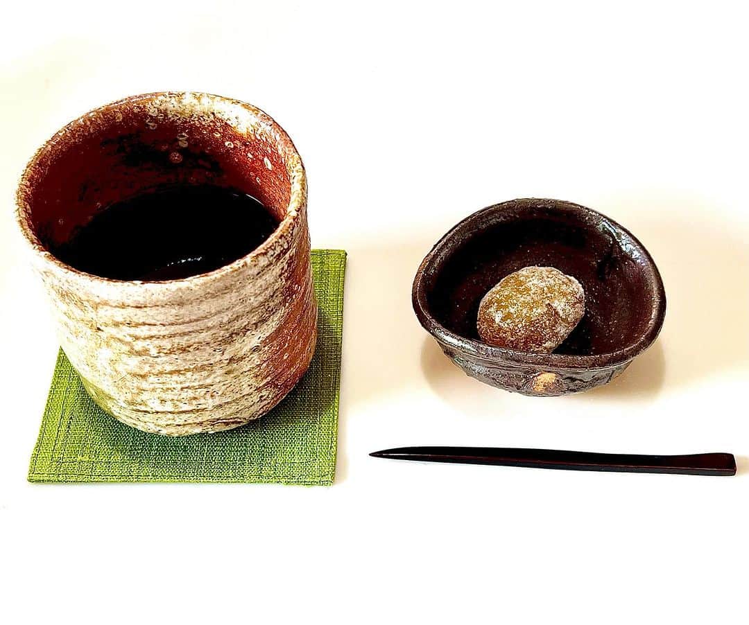 のインスタグラム：「・・・・・・  珍しくcoffee & 甘納豆  幸兵衛窯、加藤亮太郎さんから頂いた甘味で1日のスタート  我道坏:自作　豆皿(ぐい呑):辻村史朗 ・・・・・・  #世良公則 #masanorisera #japaneseartist #japaneseculture #sweet #和菓子 #朝一番#我道坏」