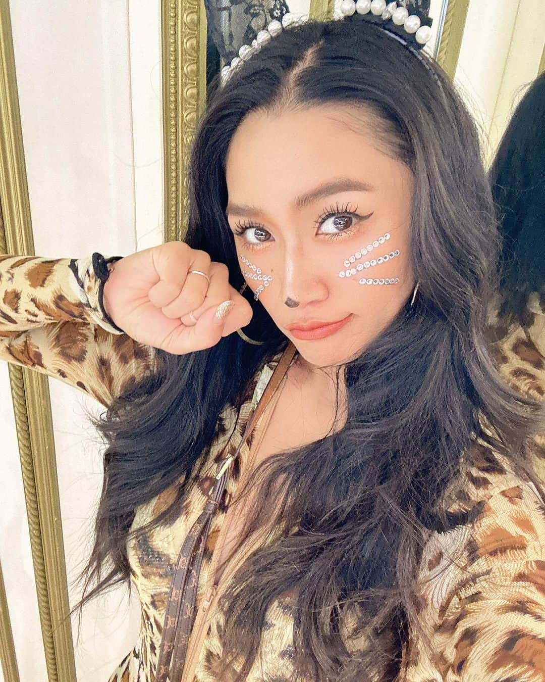 keilEen（ケバビン）さんのインスタグラム写真 - (keilEen（ケバビン）Instagram)「昨日は猫の日ということで豹猫になりました🐈 #おしりん#ハーフ#フィリピン#豹猫#猫のいる暮らし #ジョーダンサー#ショーガール」9月13日 13時00分 - rin_vivishri