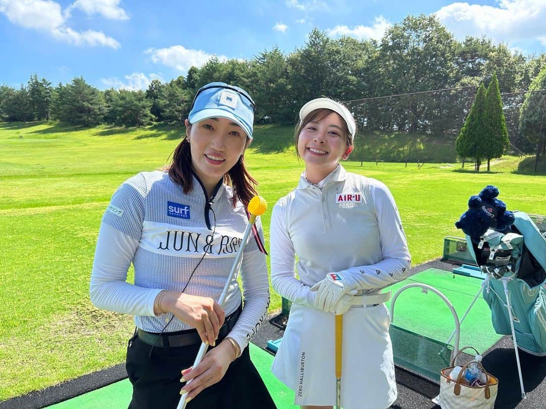 のインスタグラム：「私の師匠、飯島茜プロにお久しぶりに私のゴルフ全般をみていただきました😭 以前と引き続き治さないといけないところはあるものの、それにプラスしてこれからどうして行かないといけないかを考えさせられました！ 詳しい内容については、 練習場編とコース編があるのでぜひ見ていただけると嬉しいです！ 暑い夏ももう終わりですが、 ラストサマー頑張るぞ💪 ・ ・ #golf #GOLF #ゴルフ #ゴルフ女子 #ゴルフウェア #師匠 #飯島茜プロ #女子プロ #レッスン」