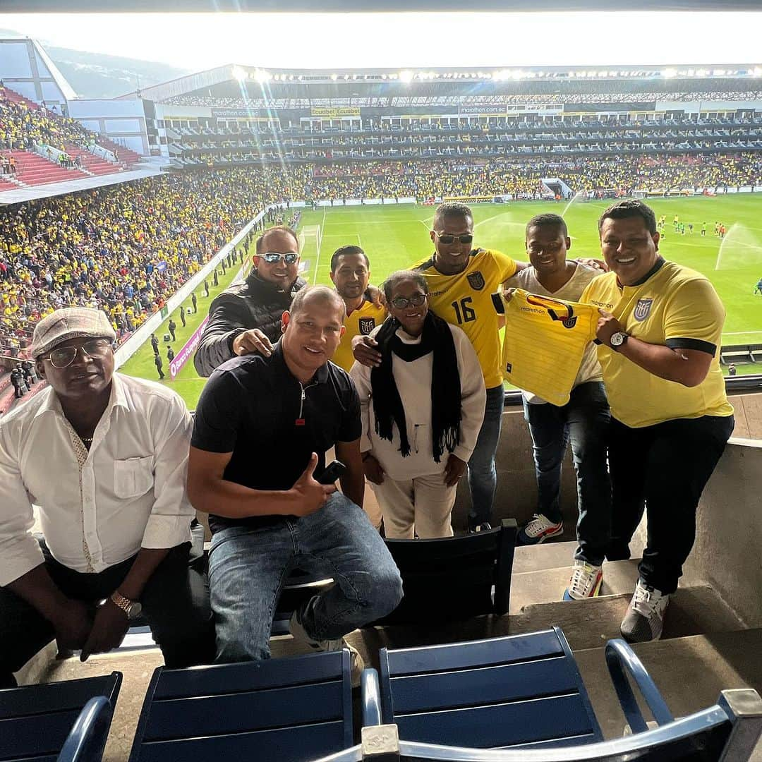 アントニオ・バレンシアのインスタグラム：「Agradecido por cumplir el sueño de mis padres. Por fin juntos en el estadio viendo un partido de mi querida  selección 🇪🇨💪🏾🙏🏾💛」