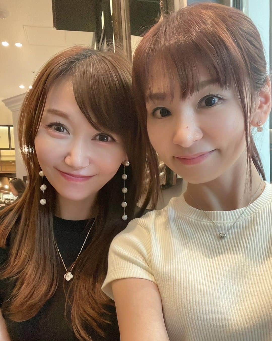 開高明日香のインスタグラム：「楽しかったぁ💕  タレントの雅代ちゃんとデート♡  彼女の美しさはもちろん、優しさや情に厚いところ、そしてピュアなところが大好き♡  いつもありがとう☺︎  相変わらずお顔がタイプすぎて、わたし、ずーっとうっとりしてた🥹  #雅代ちゃんお顔小さすぎ🌟 #この写真 #わたしめちゃ後ろ下がってます #かなり下がってます🙄」