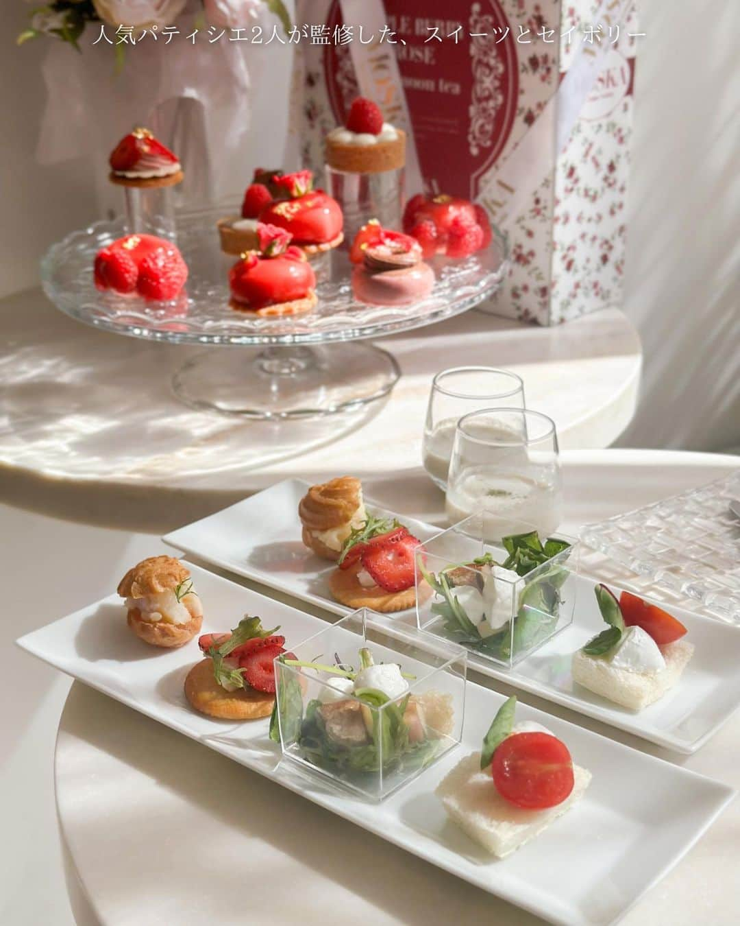 mimisomiさんのインスタグラム写真 - (mimisomiInstagram)「【期間限定メニュー】9/1~11/5  APPLE BERRY ROSE Afternoontea 〜秋林檎とベリーローズ〜  表参道の人気カフェMOSKA 新メニューが登場しているよ！  秋林檎、ベリー、ローズがテーマの秋を華やかに彩るアフタヌーンティーメニューが登場🍎🌹🤍  アップルパフェ付 6,200円 通常 5400円  ===============  ✔︎アップルハニージュレ　パフェ  *ストロベリーケーキ *ベリーのマカロンタルト *ストロベリータルト *バニラのタルト *チョコレートケーキ *サラダ *カプレーゼ *いちごとクリームチーズのクラッカー *きのこのスープ *シューサレ  ===============  ＼ ポイント ／ 昨年閉店した大阪の伝説的カフェ「season and co」の小北晃大シェフとスーパースイーツクリエイター川村尚人シェフがスイーツとセイボリー全監修。スイーツ好き必見のアフヌンカフェです！  📝原宿POP記事でも紹介予定✨  #表参道カフェ #表参道グルメ #アフヌン #アフタヌーンティー #ヌン活 #moskabygingergarden #moska #東京カフェ #東京カフェ巡り #omotesandocafe #お花カフェ   sp thanks! @noncafe_gram」9月13日 13時18分 - mimisomi33