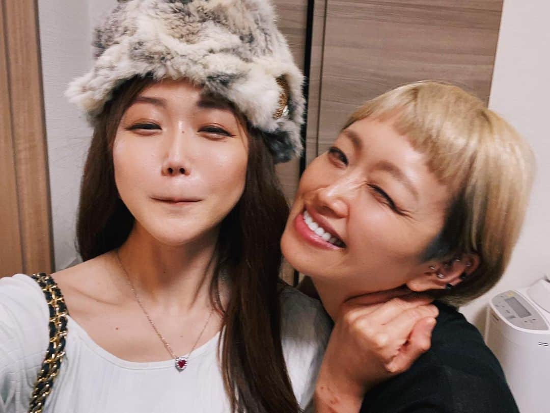 藤田早希さんのインスタグラム写真 - (藤田早希Instagram)「ロシアンのロシアン🤭 当たり前に帽子かぶってる時代知っとうし、 今ホムパやったりする仲なの正直不思議なんよね🐣 そんな大好きなひとみいの帽子かぶらしてもろた💓 この人のワードチョイスまじうつるし いつも電車で笑わされてる。 ご飯のお供の飯テロYouTuber。. . ☆☆☆☆☆☆☆☆☆☆☆☆☆☆☆☆☆☆☆☆☆☆☆. .  Russian's Russian🤭 You know the days when people wore hats as a matter of course, Honestly, it's strange that we're friends now doing home games 🐣 I was able to wear my favorite Hitomi hat💓 This person's word choice is seriously hilarious He always makes me laugh on the train. A YouTuber who accompanies rice terrorism. .  러시아의 러시아 🤭 당연히 모자를 쓰고있는 시대 알고, 지금 훔파하고 싶은 사이인 솔직히 신기해요 🐣 그런 사랑하는 히토미의 모자를 쓰고 버렸다 💓 이 사람의 워드 선택 마지 우츠루시 언제나 기차로 웃고 있다. 밥 동행 밥 테러 YouTuber. . ☆☆☆☆☆☆☆☆☆☆☆☆☆☆☆☆☆☆☆☆☆☆☆. . . . #ロシアン佐藤 #ロシアン帽 #お腹がすいたらモンスター #料理上手 #大好き #愛してる . . . .」9月13日 13時22分 - sakifujita