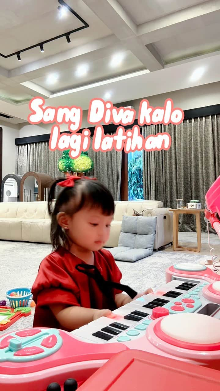 Aurelのインスタグラム：「Aunty uncle, Na mau latihan piano nih. Semoga bisa jadi the next Diva ya nanti🤭😅」