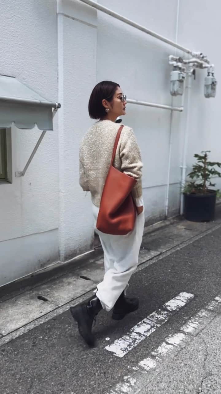 ジュジュのインスタグラム：「キレイめなstyleからド.カジュアルまで幅広く✍️  そしてどんなseasonでも...🩶 #silver925  asymmetryに飾られた、独創的なフォルムがいつものイメージを斬新に塗り替えてくれる👌👀  "個性的だけど、馴染み良い"  そんなitemは手に取った瞬間からきっと毎日手にとりたくなるハズ...♡"  Knit @pasand_by_nequittezpas  boots @jilsander   #order #comingsoon #♡"」
