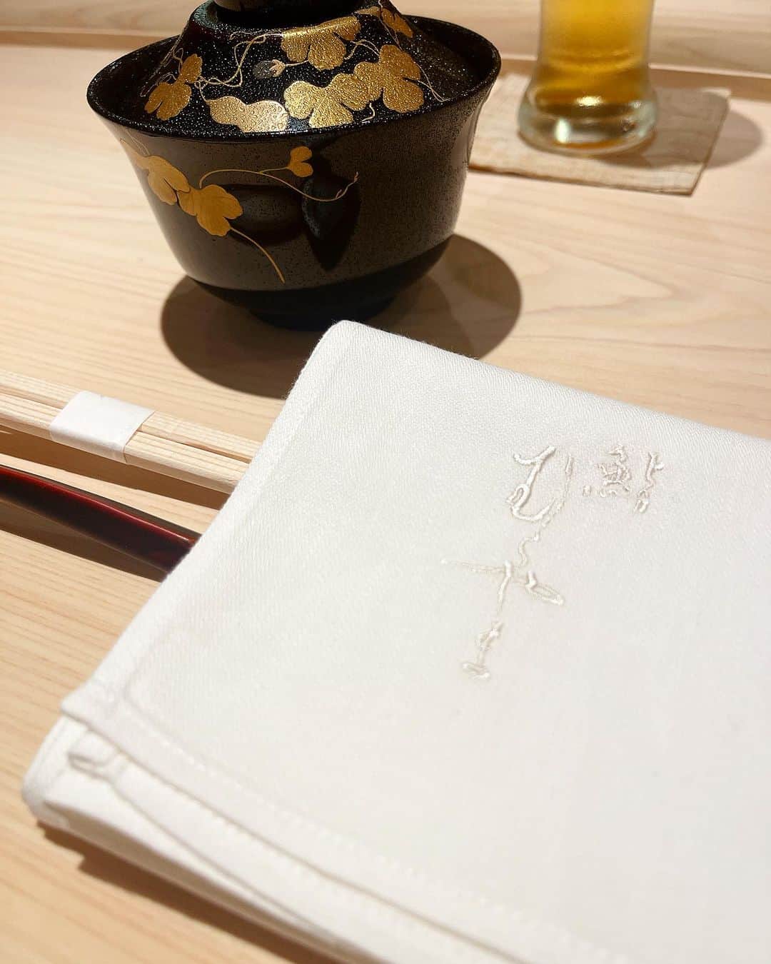 のインスタグラム：「@keiko0510 のお誘いで、銀座の「鮨むらやま」さんに初訪問🎵  大好きなお鮨💕  漬け、中トロ、大トロと3種類の鮪が美味しかったのはもちろんですが、今回のいちばんの口福は、長崎県津島の、ふっくらしっとり肉厚な穴子の握りでした💕  あ、写真を撮り忘れましたが、最後の〆のたまごもしっとりなめらか🥰 絶品でした✨  ごちそうさまでした🫶  #和泉佳子　#鮨むらやま  #銀座　#鮨　#鮨好きな人と繋がりたい」